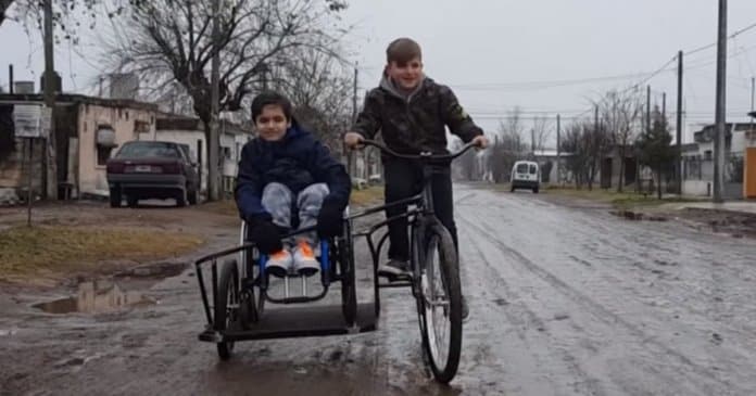 Menino pede bicicleta adaptada para poder andar com primo de cadeira de rodas