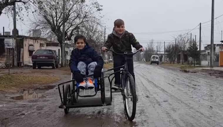 sabiaspalavras.com - Menino pede bicicleta adaptada para poder andar com primo de cadeira de rodas