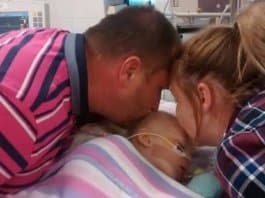 Pais dão último beijo a filha em estado terminal, até que um milagre acontece