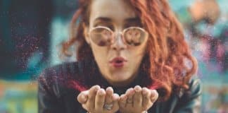 Você tem mania de romantizar migalhas? Então, esse texto é pra você…