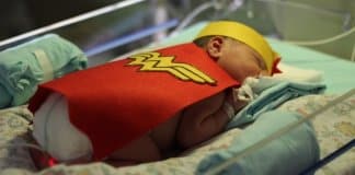 Bebés da UTI neonatal transformam-se em super-heróis no Dia da Criança