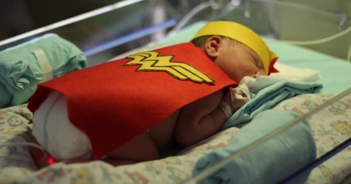 Bebés da UTI neonatal transformam-se em super-heróis no Dia da Criança