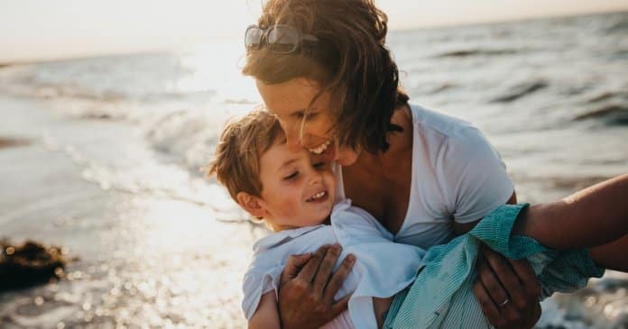 Quando não aprendemos com o amor dos pais, somos obrigados a aprender com a dureza da vida