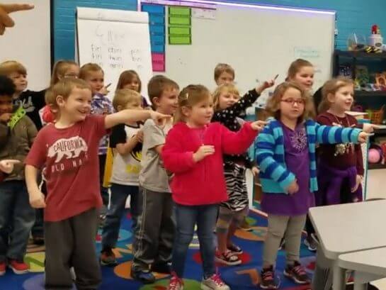 sabiaspalavras.com - Crianças surpreendem zelador ao cantarem os parabéns em língua gestual