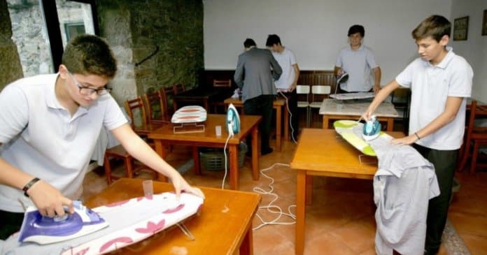 Escola espanhola ensina jovens a passar roupa a ferro, limpar e cozinhar