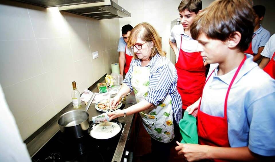 sabiaspalavras.com - Escola espanhola ensina jovens a passar roupa a ferro, limpar e cozinhar