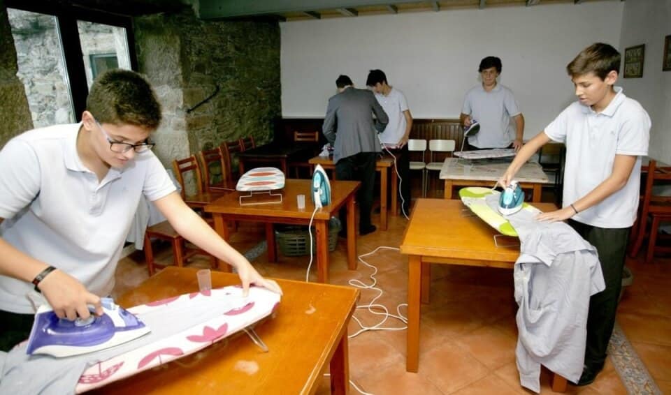 sabiaspalavras.com - Escola espanhola ensina jovens a passar roupa a ferro, limpar e cozinhar