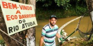 Homem cria eco-barreira e retira mais de uma tonelada de lixo do rio no Paraná