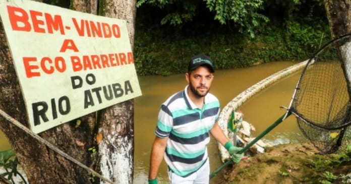 Homem cria eco-barreira e retira mais de uma tonelada de lixo do rio no Paraná