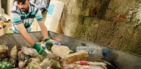 sabiaspalavras.com - Homem cria eco-barreira e retira mais de uma tonelada de lixo do rio no Paraná