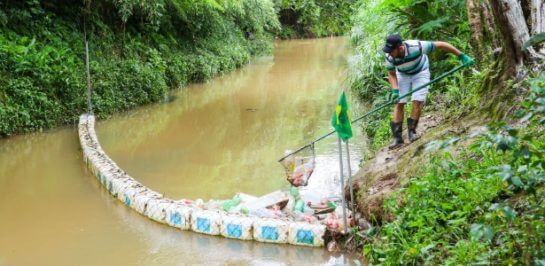 sabiaspalavras.com - Homem cria eco-barreira e retira mais de uma tonelada de lixo do rio no Paraná