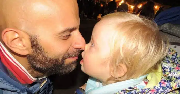 homem-solteiro-adopta-bebe-com-sindrome-de-down-rejeitada-por-sete-familias Homem solteiro adopta bebé com Síndrome de Down rejeitada por sete famílias