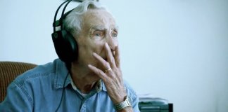 Idoso de 96 anos emociona mundo com música dedicada à sua falecida esposa