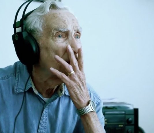 Idoso de 96 anos emociona mundo com música dedicada à sua falecida esposa