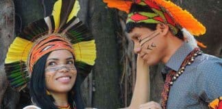 Jovens índios pataxó formam-se vestidos a rigor