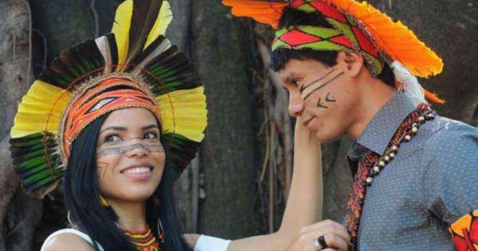 Jovens índios pataxó formam-se vestidos a rigor