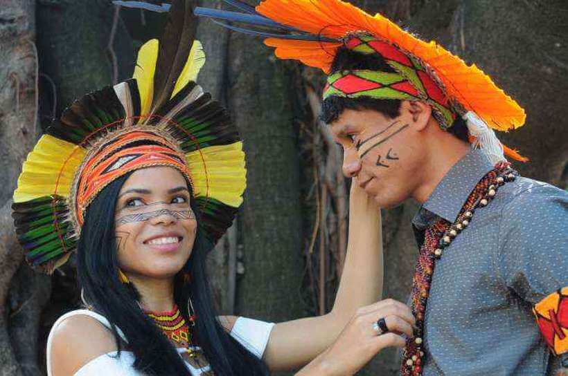 sabiaspalavras.com - Jovens índios pataxó formam-se vestidos a rigor