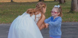 Menina com autismo confunde noiva com Cinderela e a sua reacção é digna de uma princesa