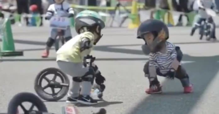 Menino mostra verdadeiro sentido de amizade num vídeo emocionante