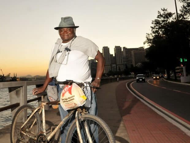 sabiaspalavras.com - Pedreiro pedalou 42 km's todos os dias para se formar em Direito