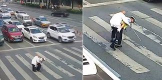 Polícia de trânsito ajuda idoso a atravessar a estrada ao colocá-lo às suas cavalitas