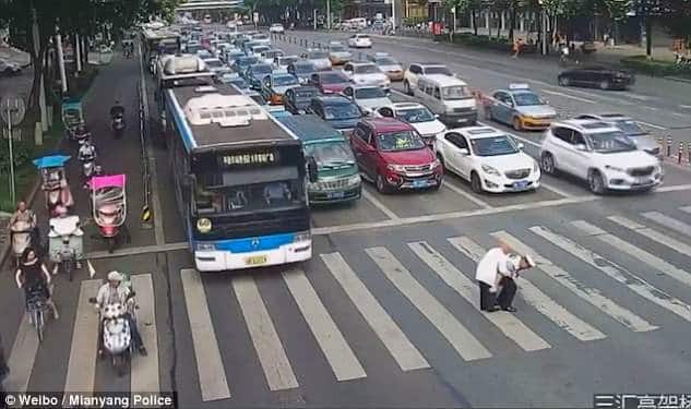 sabiaspalavras.com - Polícia de trânsito ajuda idoso a atravessar a estrada ao colocá-lo às suas cavalitas