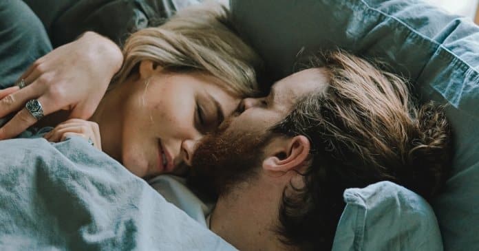 A posição em que dormes com o teu parceiro revela bastante sobre a vossa relação