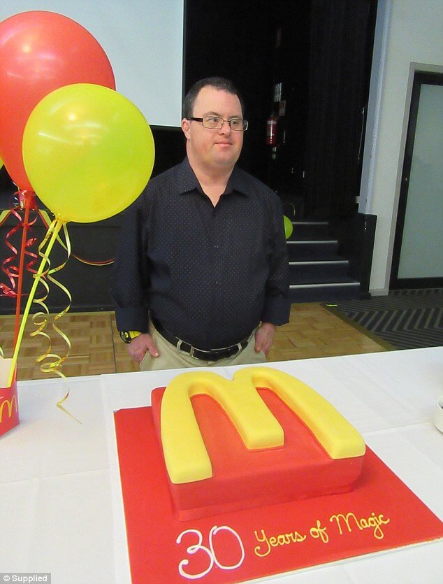 sabiaspalavras.com - Funcionário do MacDonald's com Síndrome de Down celebra 30 anos na empresa