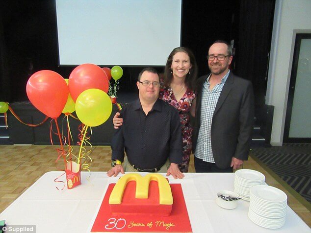 sabiaspalavras.com - Funcionário do MacDonald's com Síndrome de Down celebra 30 anos na empresa