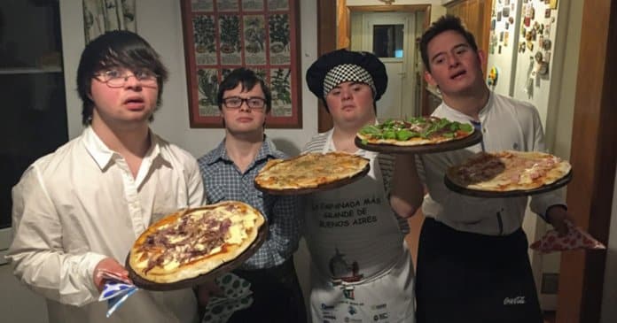 Jovens com Síndrome de Down abrem pizzaria após não conseguirem arranjar emprego