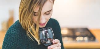 Um copo de vinho tinto é tão benéfico para o corpo humano quanto uma hora de exercício