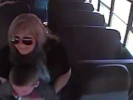 Condutora de autocarro da escola salva menino de se engasgar com uma moeda