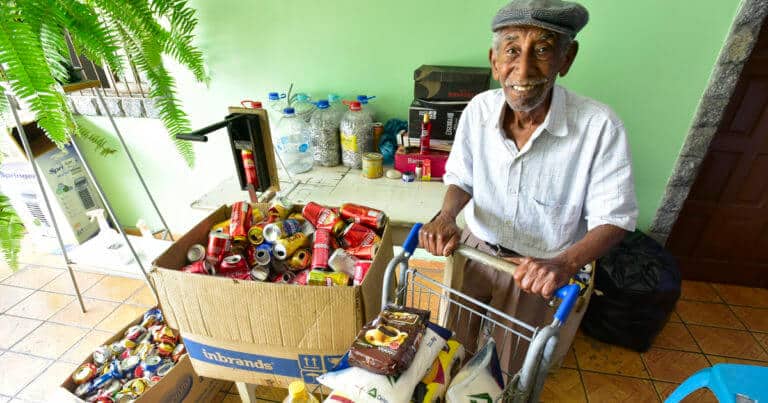 sabiaspalavras.com - Idoso de 89 anos apanha latinhas para ajudar famílias carenciadas