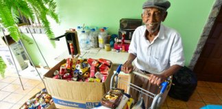 Idoso de 89 anos apanha latinhas para ajudar famílias carenciadas