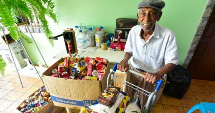 Idoso de 89 anos apanha latinhas para ajudar famílias carenciadas