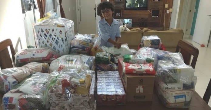 Menino adoptado pede alimentos para crianças órfãs como presente de aniversário