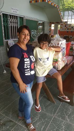 sabiaspalavras.com - Menino adoptado pede alimentos para crianças órfãs como presente de aniversário