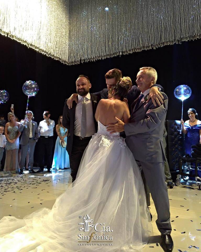 sabiaspalavras.com - Noivo em cadeira de rodas emociona ao dançar a valsa com a sua esposa no seu casamento