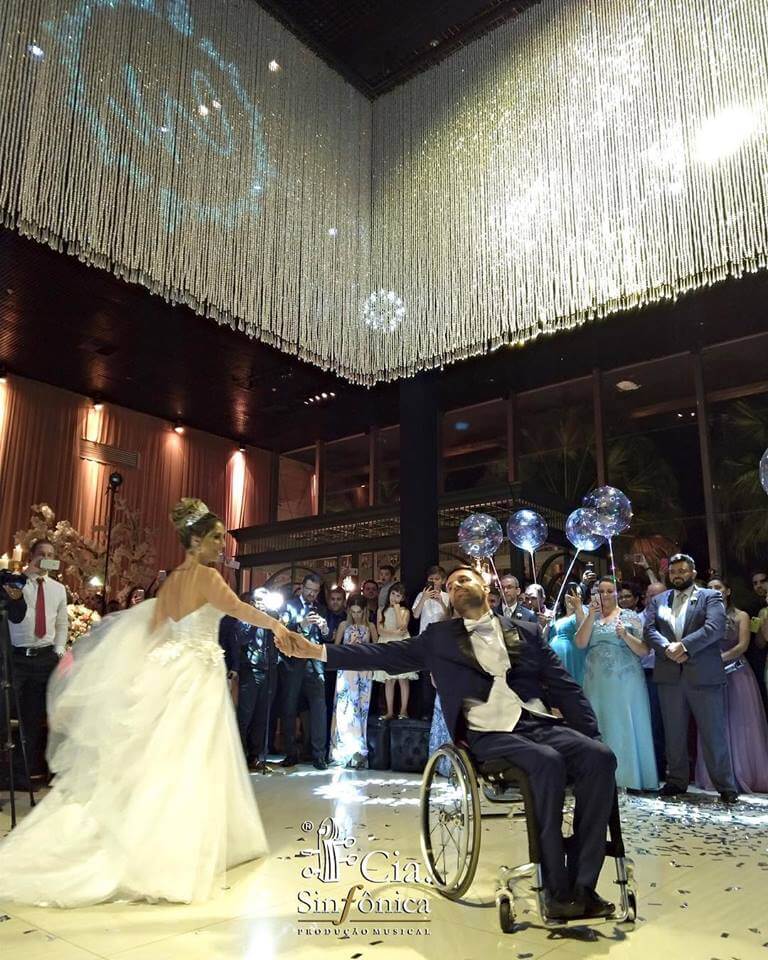 sabiaspalavras.com - Noivo em cadeira de rodas emociona ao dançar a valsa com a sua esposa no seu casamento