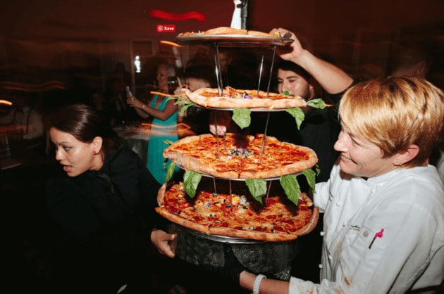 sabiaspalavras.com - Noivos trocam bolo de casamento tradicional por bolo de pizza