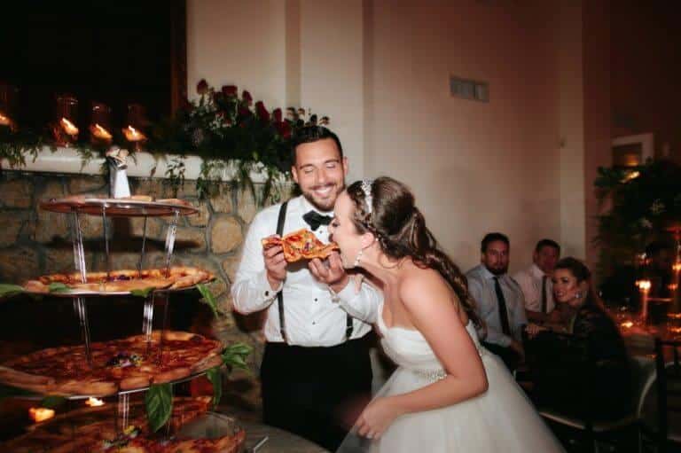 sabiaspalavras.com - Noivos trocam bolo de casamento tradicional por bolo de pizza