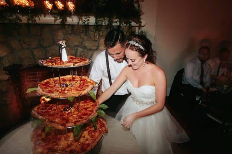 sabiaspalavras.com - Noivos trocam bolo de casamento tradicional por bolo de pizza
