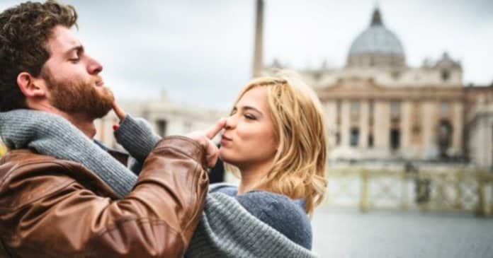 Troçar do teu parceiro pode tornar o relacionamento mais forte, segundo especialistas