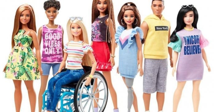 Barbie ganha novas versões em cadeira-de-rodas e prótese removível