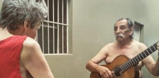Homem canta todos os dias para esposa com Alzheimer