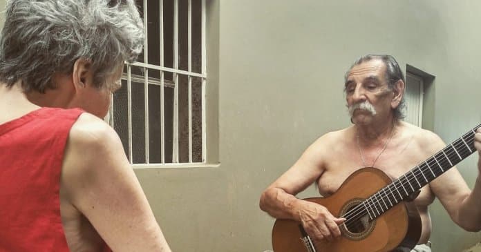 Homem canta todos os dias para esposa com Alzheimer