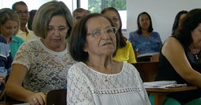 Idosa vence depressão e conclui pós-graduação aos 95 anos