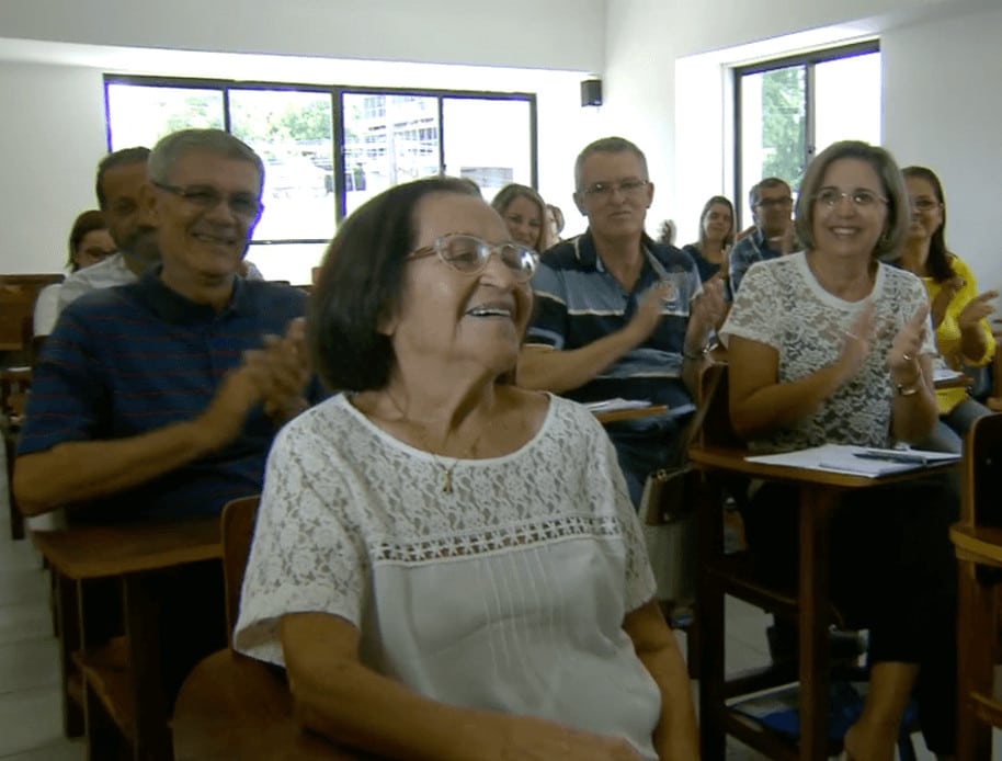 sabiaspalavras.com - Idosa vence depressão e conclui pós-graduação aos 95 anos