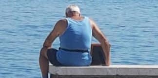 Idoso senta-se com foto de falecida esposa junto à praia todos os dias