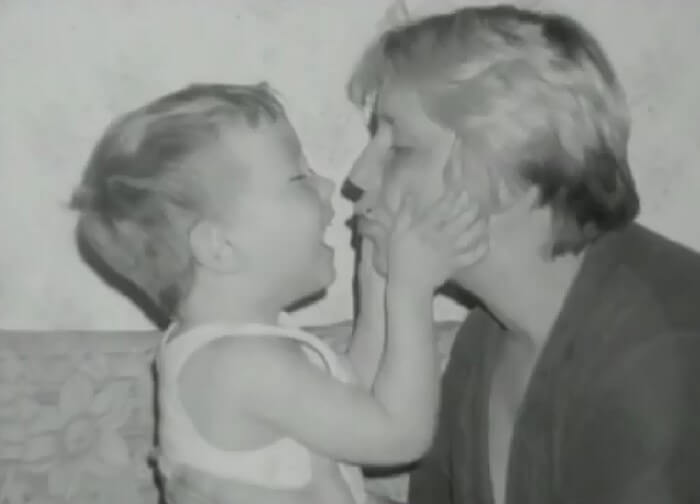 sabiaspalavras.com - Com apenas 8 anos, menino fica a cuidar da mãe paralisada